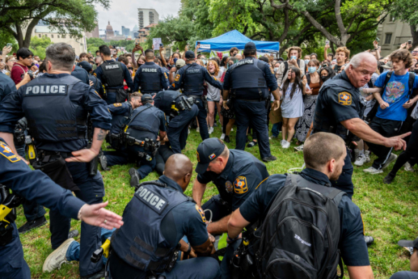 ▲텍사스 오스틴에 자리한 텍사스 대학에서 경찰들이 반전 시위 대학생을 체포하고 있다.  (AFP연합)
