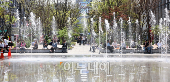 ▲ 전국이 따뜻한 날씨를 보이면서 서울 광화문광장에 분수가 가동되고 있다. (신태현 기자 holjjak@)