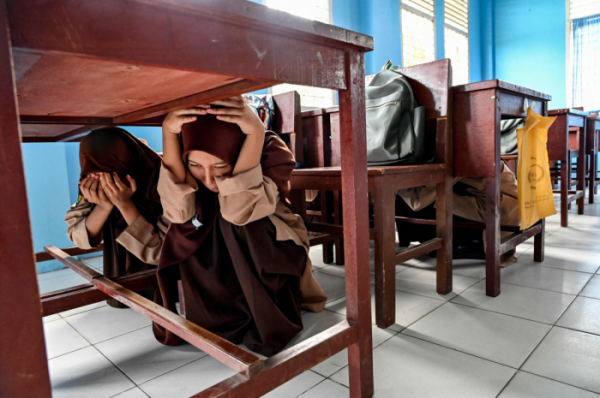 ▲인도네시아 중학생들이 재난 교육 프로그램의 일환으로 지진ㆍ쓰나미 대피 훈련에 참여하고 있다. AFP연합뉴스