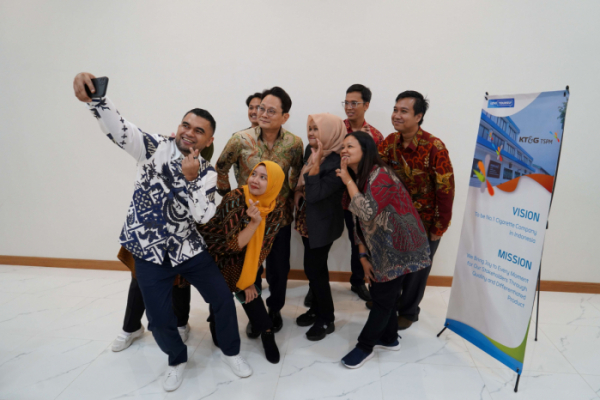 ▲방경만 KT&G 사장이 인도네시아 현지 직원들과 기념사진을 촬영하는 모습. (사진제공=KT&G )