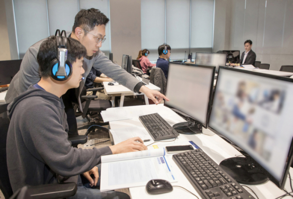 ▲20일 경기도 용인에 위치한 삼성전자 인재개발원에서 삼성전자 감독관들이 응시자들을 대상으로 예비 소집을 진행하고 있는 모습. (사진제공=삼성전자)