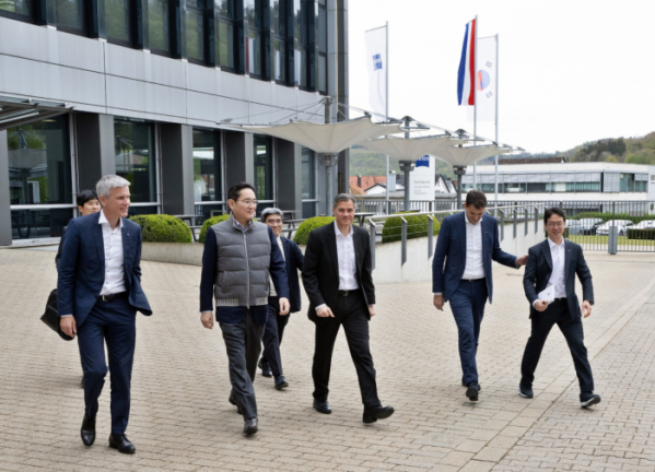 ▲26일(현지 시간) 이재용 삼성전자 회장이 독일 오버코헨 ZEISS 본사를 방문한 뒤 이동하는 모습. (사진제공-삼성전자)