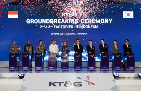 ▲방경만 KT&G 사장(왼쪽 여섯 번째)이 26일 해외수출 허브 인도네시아 2·3공장 착공식에 참석해 기념촬영을 하고 있다. (사진제공=KT&G)