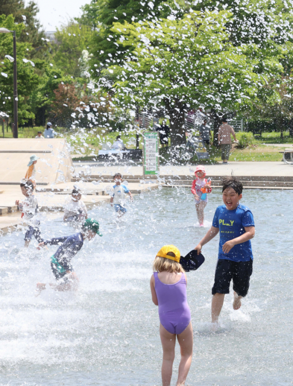 ▲서울 낮 최고기온이 29도를 나타내는 등 전국이 때이른 초여름날씨를 보인 28일 서울 여의도 물빛광장에서 어린이들이 물놀이를 하며 더위를 식히고 있다. 신태현 기자 holjjak@