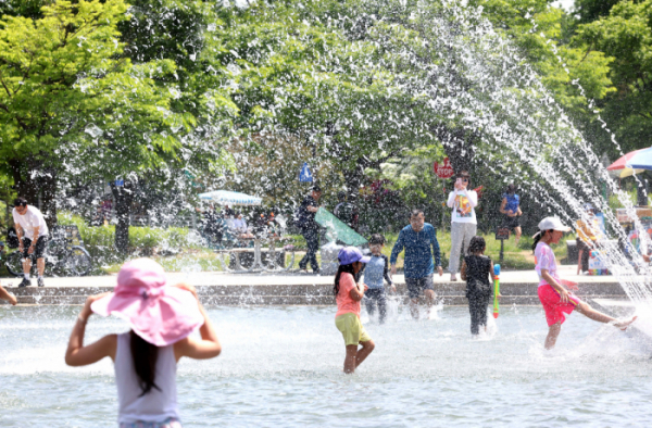 ▲서울 낮 최고기온이 29도를 나타내는 등 전국이 때이른 초여름날씨를 보인 28일 서울 여의도 물빛광장에서 어린이들이 물놀이를 하며 더위를 식히고 있다. 신태현 기자 holjjak@