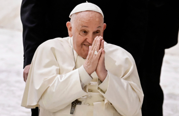 ▲프란치스코 교황이 27일(현지시간) 행사장에서 신도들에게 인사하고 있다. 바티칸/AFP연합뉴스