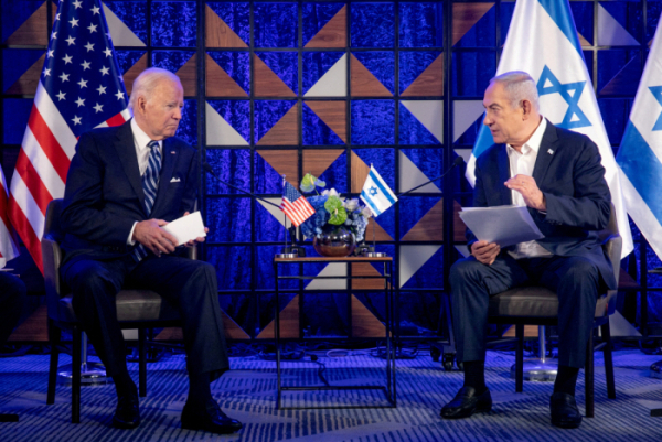 ▲조 바이든(왼쪽) 미국 대통령과 베냐민 네타냐후 이스라엘 총리가 지난해 10월 18일 이스라엘 텔아비브에서 대화를 하고 있다. 텔아비브/로이터연합뉴스