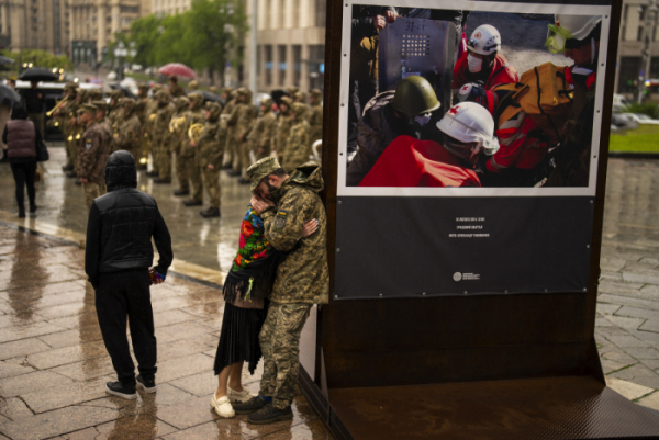 ▲우크라이나 키이우에서 24일(현지시간) 한 군인이 전사한 전우의 영결식에 참석하고 있다. 키이우/AP연합뉴스