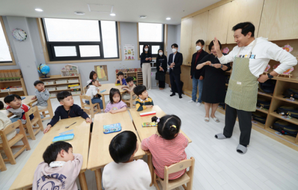 ▲오세훈 서울시장이 29일 서울 서대문구 새빛어린이집에서 열린 서울든든급식 운영 기념행사에서 배식에 앞서 어린이들과 인사하고 있다. 신태현 기자 holjjak@