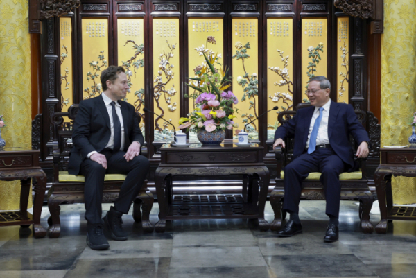 ▲일론 머스크(왼쪽) 테슬라 최고경영자(CEO)가 28일 베이징에서 리창 중국 총리와 회담하고 있다. 베이징/신화연합뉴스