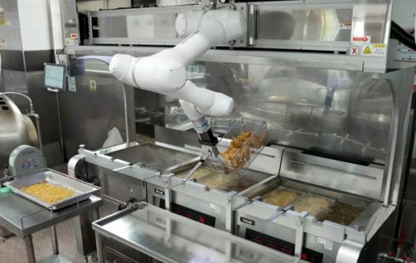 ▲두산로보틱스 협동로봇이 단체급식 튀김작업을 수행하고 있다. (사진제공=두산로보틱스)