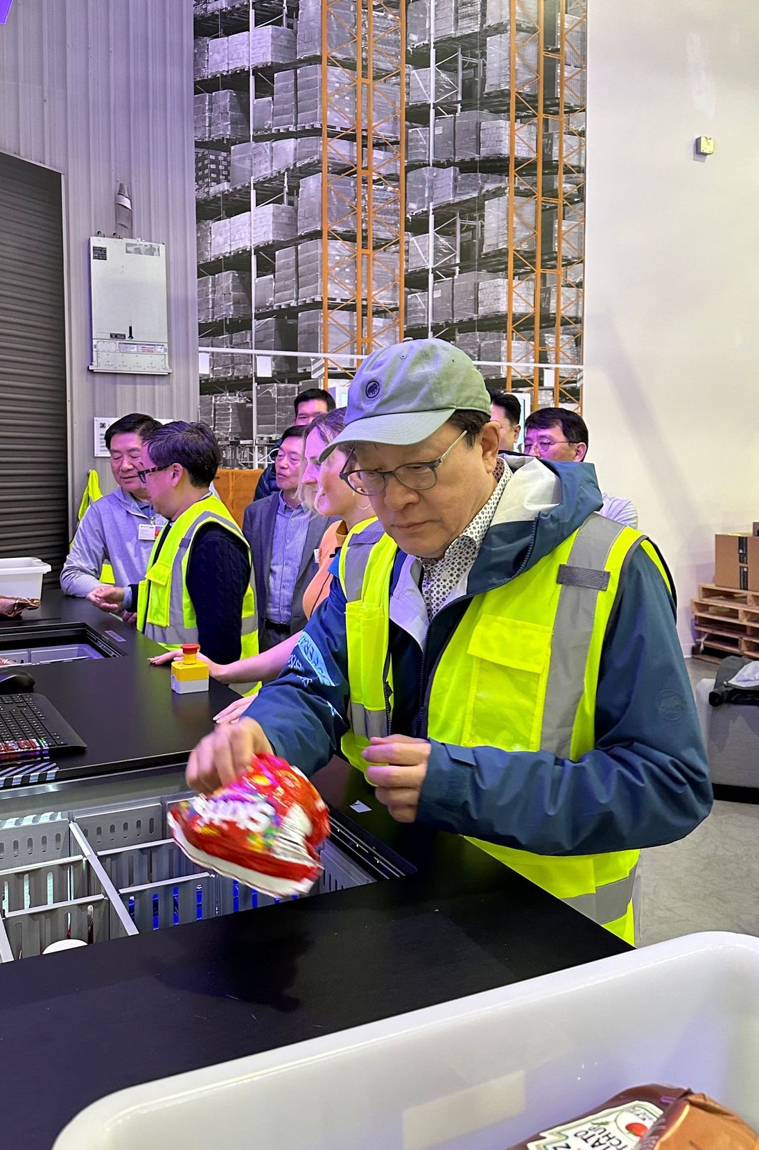 ▲허태수 GS 회장이 시애틀에 위치한 마이크로소프트사 IEC(Industry Experience Center)에서 AI 디지털 기술을 활용한 상품 인식 자동화 설비를 살피고 있다. (사진제공=GS)