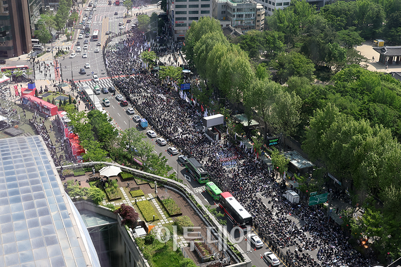 ▲노동절인 1일 서울 종로구 광화문 일대에서 전국민주노동조합총연맹(민주노총) 2024 세계노동절 대회에서 참가자들이 집회를 하고 있다. 고이란 기자 photoeran@