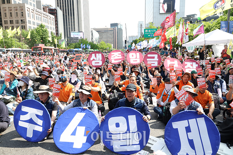 ▲노동절인 1일 서울 종로구 광화문 일대에서 전국민주노동조합총연맹(민주노총) 2024 세계노동절 대회에서 참가자들이 집회를 하고 있다. 고이란 기자 photoeran@