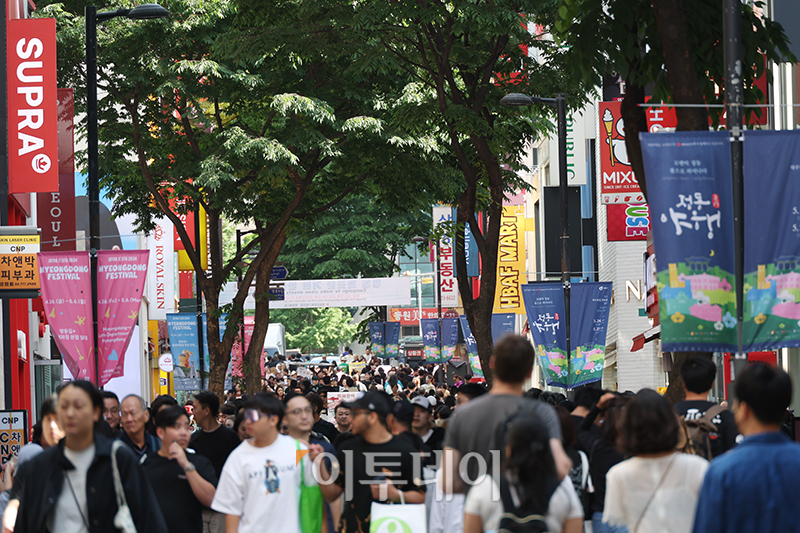 ▲1일 서울 중구 명동거리가 시민들과 관광객들로 북적이고 있다. 고이란 기자 photoeran@