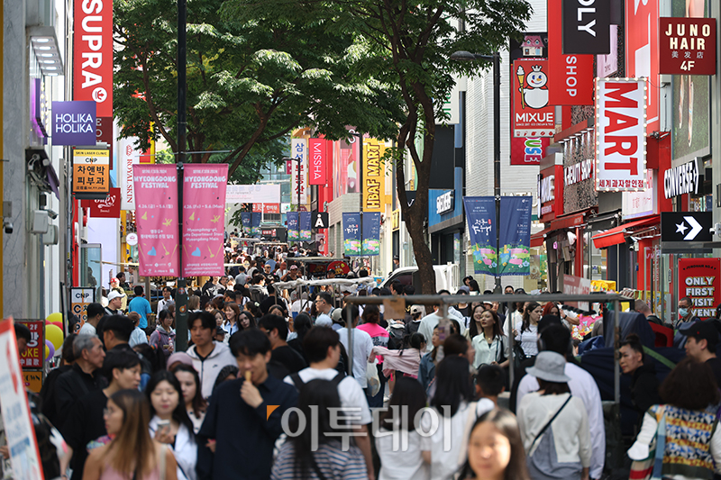 ▲1일 서울 중구 명동거리가 시민들과 관광객들로 북적이고 있다. 고이란 기자 photoeran@
