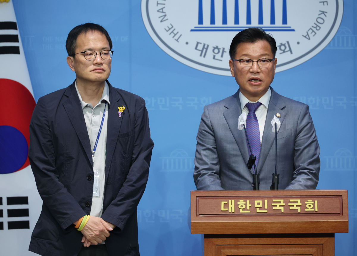 ▲국민의힘 이양수(오른쪽), 더불어민주당 박주민 원내수석부대표가 1일 국회에서 이태원참사특별법 수정 합의사항을 발표하고 있다. (연합뉴스)