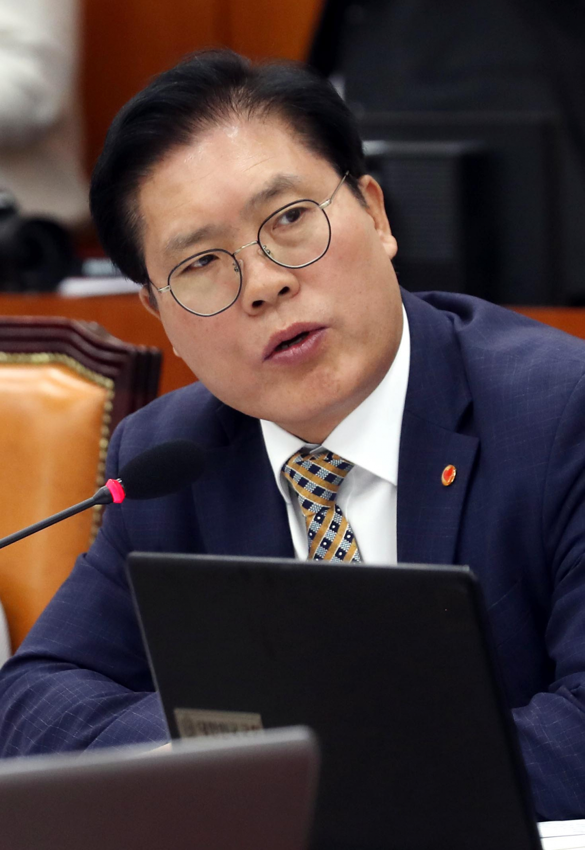 ▲송석준 국민의힘 의원이 13일 오전 서울 여의도 국회에서 열린 정무위원회 국정감사에서 질의를 하고 있다. (뉴시스)