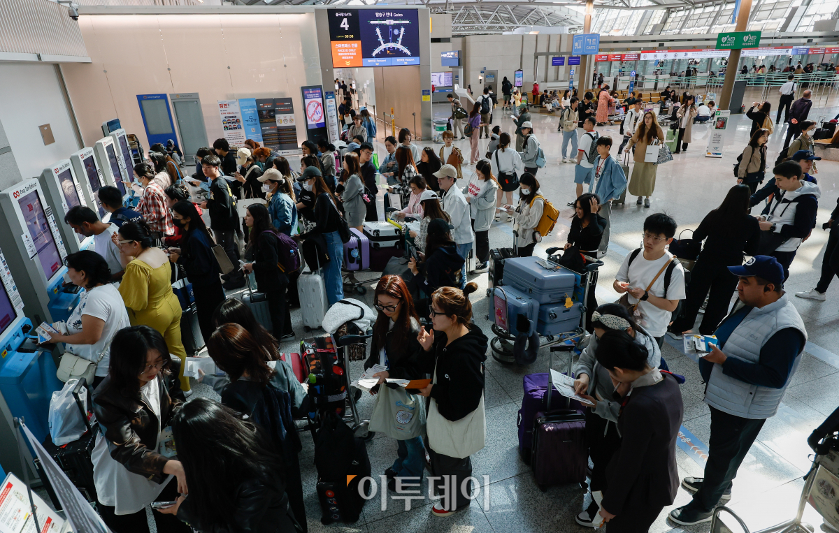 ▲근로자의날과 어린이날 연휴를 포함한 엿새간 인천공항 해외 여행객 수가 112만명을 넘을 것으로 전망된다. 1일 인천공항공사에 따르면 엿새간(5월 1일~6일)의 연휴기간 인천공항을 통해 해외를 오가는 여객수는 112만821명으로 예상했다. 일평균 여객수는 18만6803명으로 추석연휴기간(18만575명)과 비교해 3.4% 증가할 것으로 예상된다. 연휴기간 승객이 가장 많은 날은 마지막 날인 6일이 될 것으로 예측된다. 2일 인천국제공항 제1여객터미널 출국장이 여행객들로 붐비고 있다. 조현호 기자 hyunho@