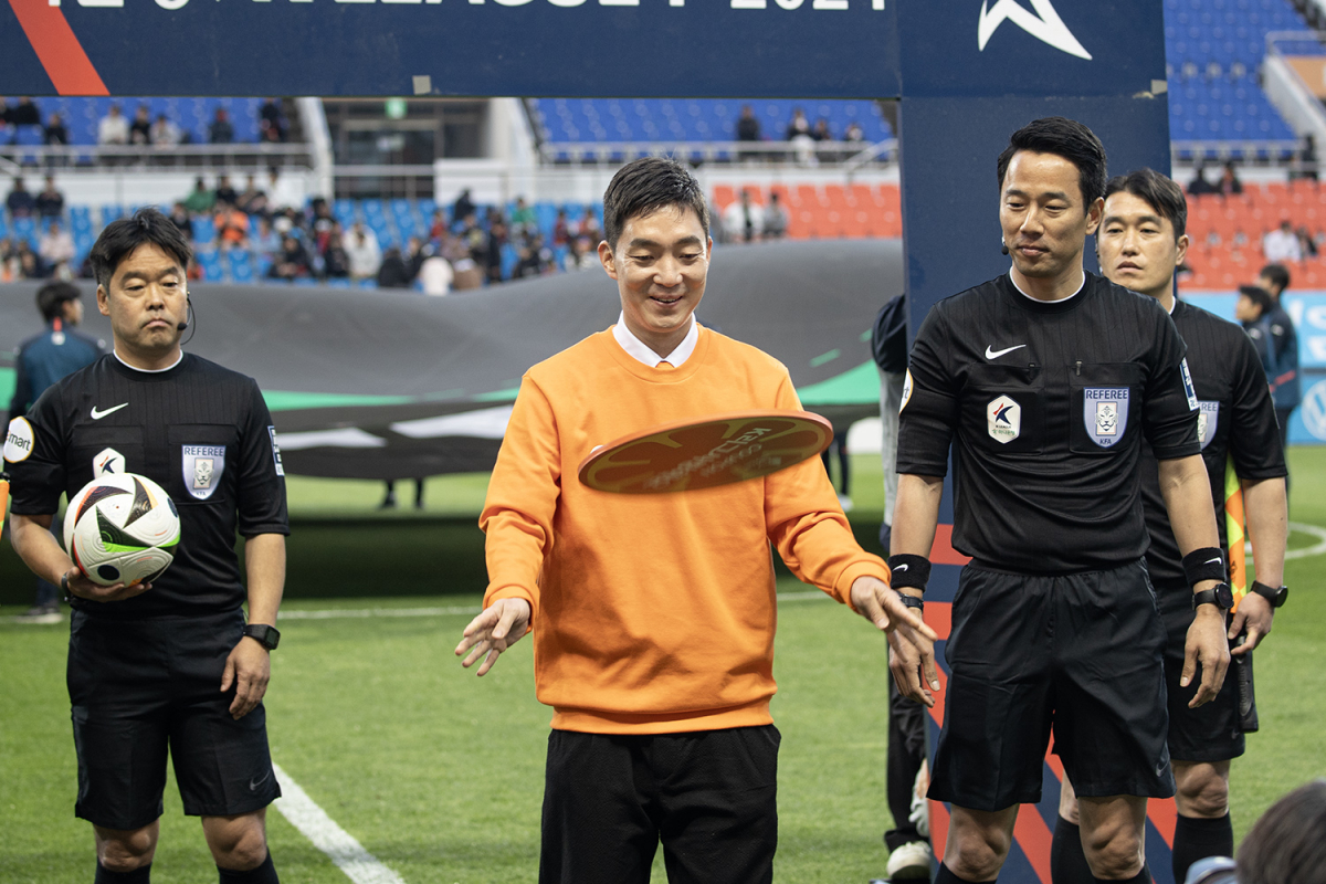 ▲넥슨은 제주월드컵경기장에서 축구 팬과 학생들을 대상으로 ‘FC 온라인 브랜드데이 in 제주’를 1일 개최했다고 밝혔다. 박정무 그룹장이 코인 토스를 하고 있다. (사진제공=넥슨)