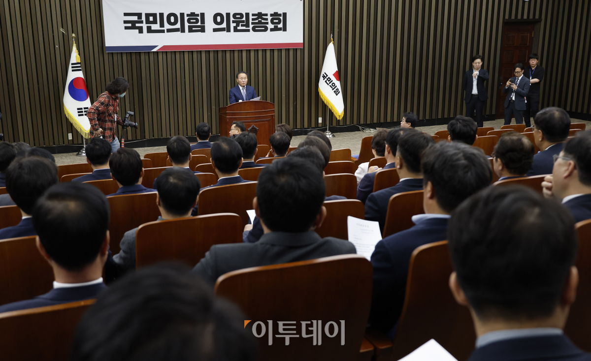 ▲윤재옥 국민의힘 당대표 권한대행이 2일 서울 여의도 국회에서 열린 국민의힘 의원총회에서 모두발언을 하고 있다. 조현호 기자 hyunho@