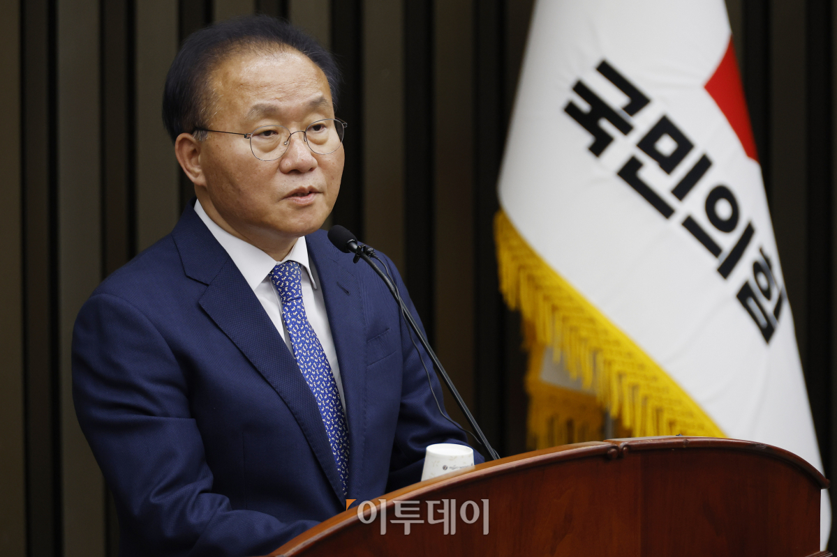 ▲윤재옥 국민의힘 당대표 권한대행이 2일 서울 여의도 국회에서 열린 국민의힘 의원총회에서 모두발언을 하고 있다. 조현호 기자 hyunho@