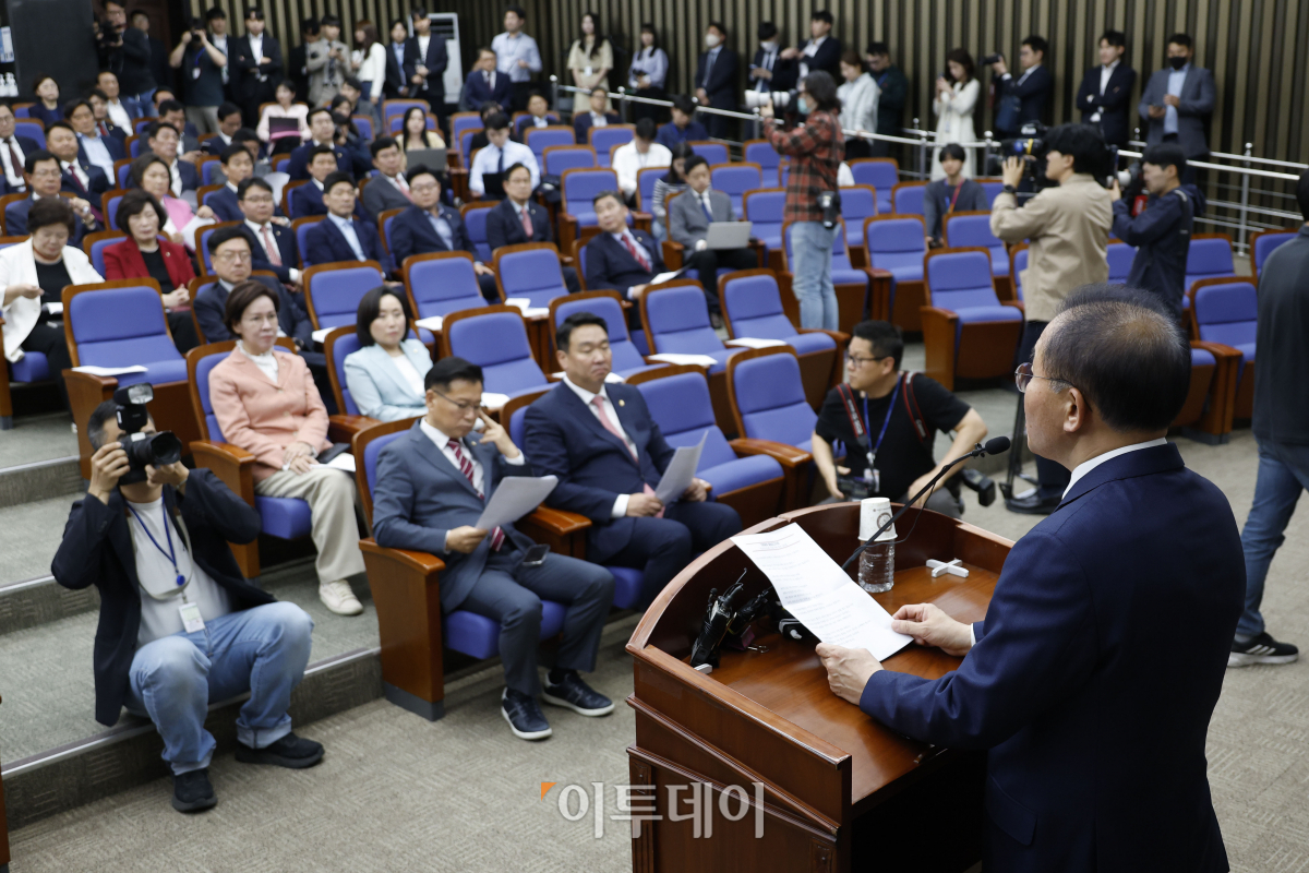 ▲윤재옥 국민의힘 당대표 권한대행이 2일 서울 여의도 국회에서 열린 국민의힘 의원총회에서 모두발언을 하고 있다. 조현호 기자 hyunho@