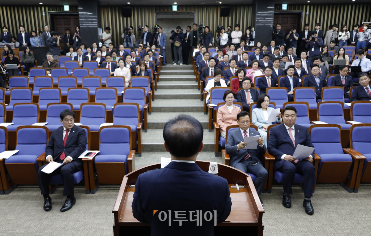 ▲윤재옥 국민의힘 당대표 권한대행이 2일 서울 여의도 국회에서 열린 국민의힘 의원총회에서 모두발언을 하고 있다. 조현호 기자 hyunho@