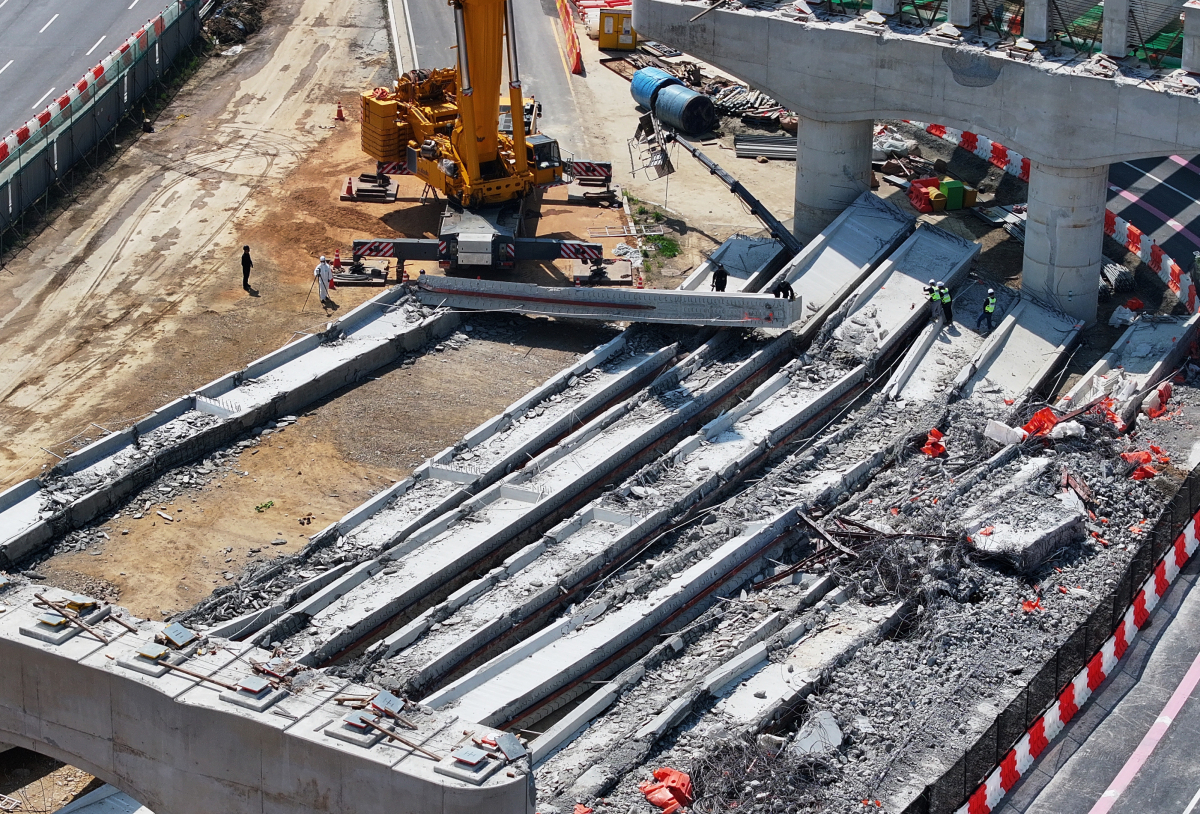 ▲경기도 시흥시 교량 상판 구조물 붕괴사고 현장에서 경찰과 국립과학수사연구원, 고용노동부, 산업안전보건공단 등 관계자들이 사고 원인을 찾기 위해 합동 감식을 하고 있다. (연합뉴스)