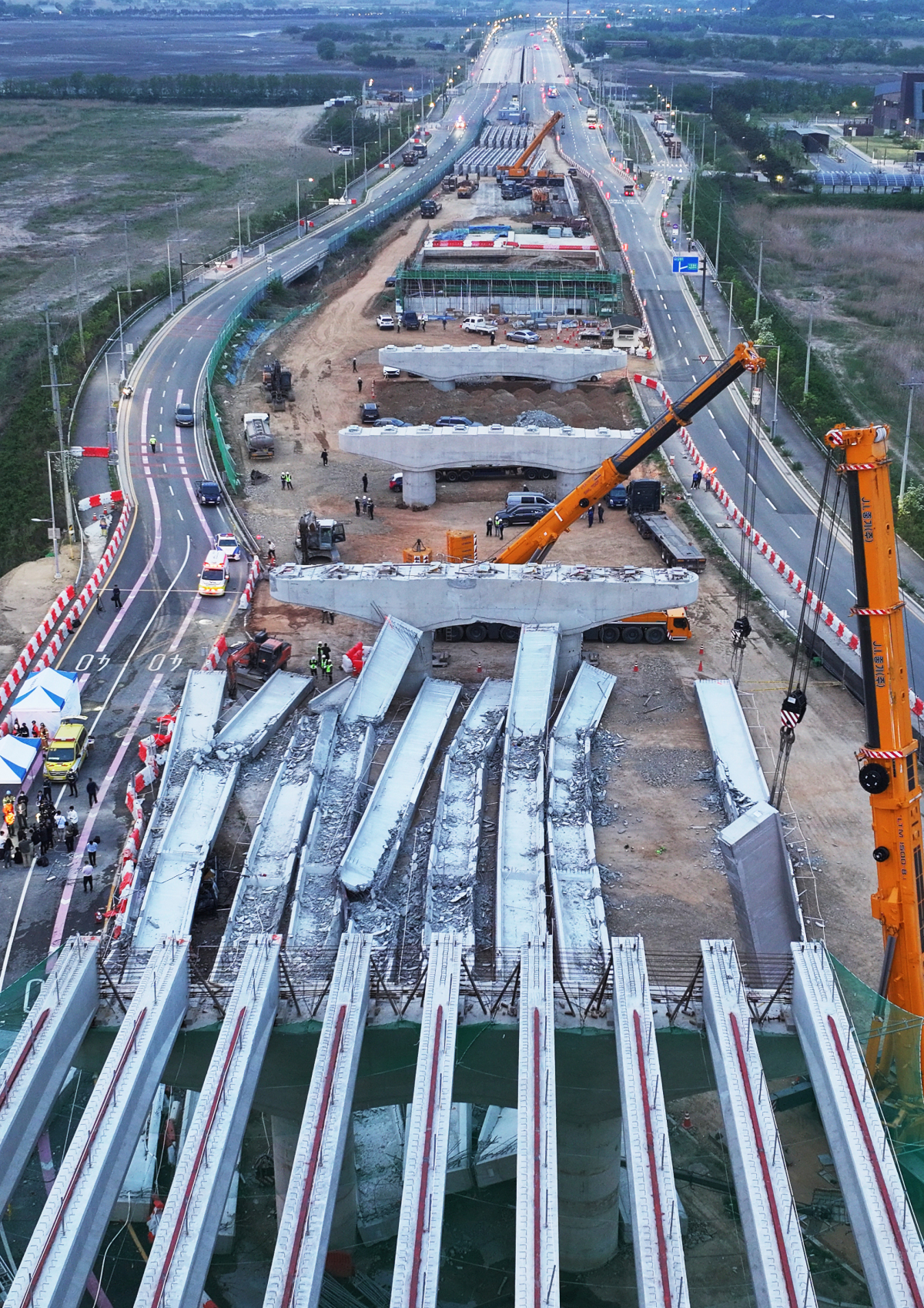 ▲지난달 30일 오후 경기도 시흥시 월곶동 서해안로 부근 고가차로 건설 현장에서 교량 상판이 무너져 근로자와 시민 등이 다쳤다. 사진은 사고 현장 모습. (연합뉴스)