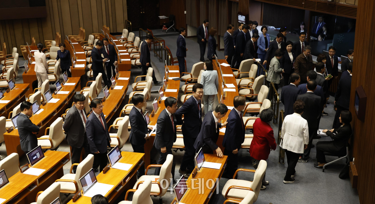 ▲2일 서울 여의도 국회에서 열린 제414회(임시회) 제1차 본회의에서 순직 해병 수사 방해 및 사건 은폐 등의 진상규명을 위한 특별검사의 임명 등에 관한 법률안이 추가 상정되자 국민의힘 의원들이 퇴장하고 있다. 조현호 기자 hyunho@
