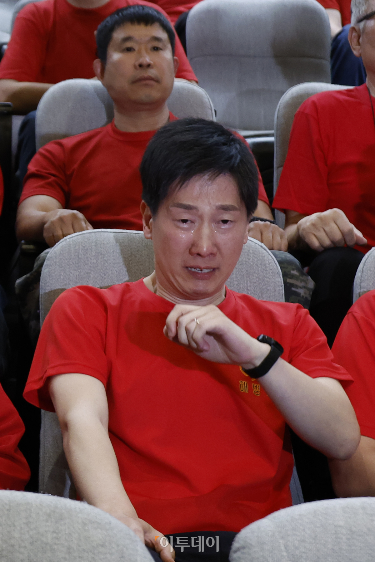 ▲2일 서울 여의도 국회에서 열린 제414회(임시회) 제1차 본회의에서 순직 해병 수사 방해 및 사건 은폐 등의 진상규명을 위한 특별검사의 임명 등에 관한 법률안이 가결되자 해병대 예비역 연대 회원들이 눈물을 흘리고 있다. 조현호 기자 hyunho@