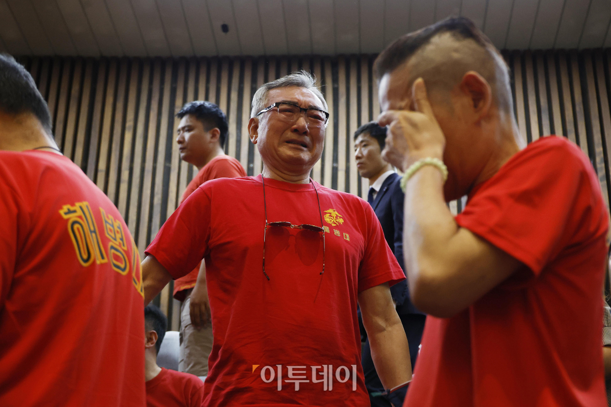 ▲2일 서울 여의도 국회에서 열린 제414회(임시회) 제1차 본회의에서 순직 해병 수사 방해 및 사건 은폐 등의 진상규명을 위한 특별검사의 임명 등에 관한 법률안이 가결되자 해병대 예비역 연대 회원들이 눈물을 흘리고 있다. 조현호 기자 hyunho@