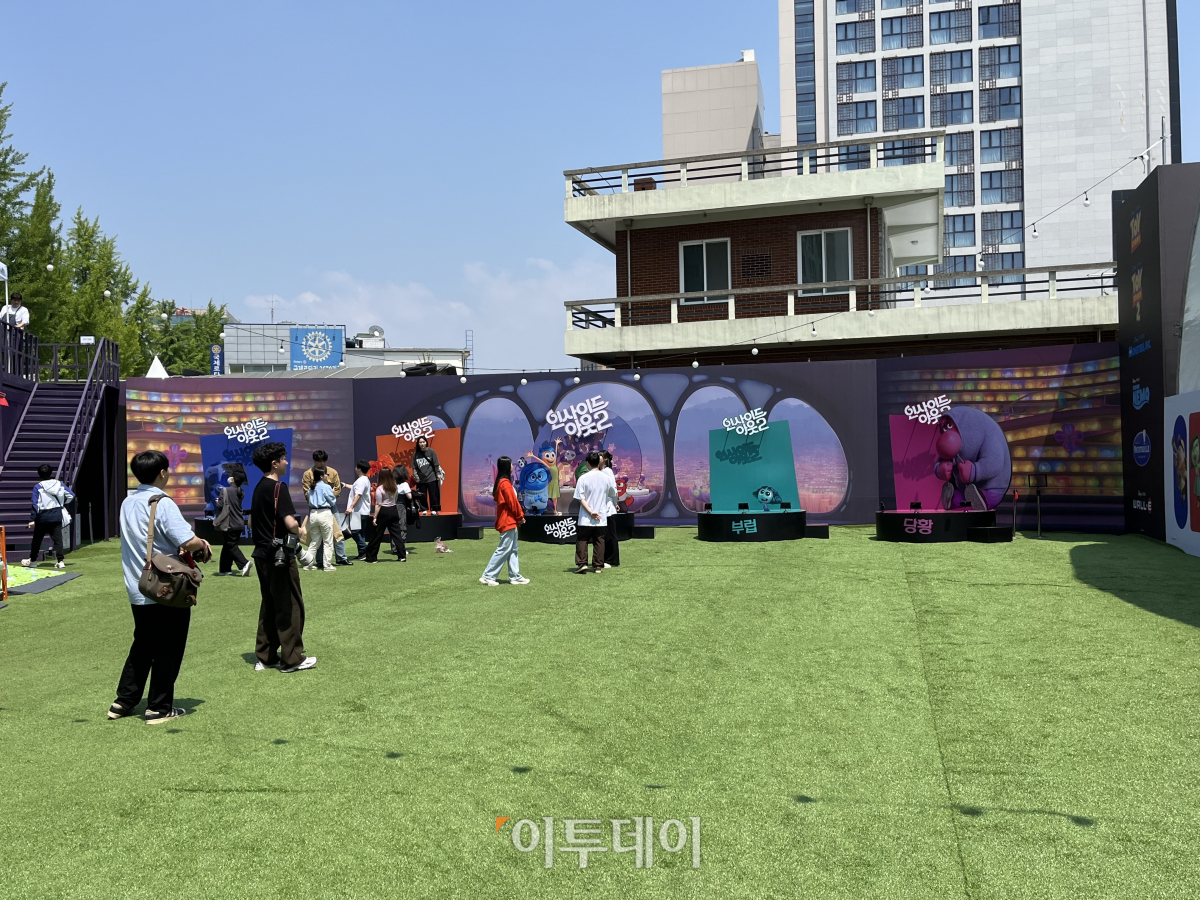 ▲전북 전주시 영화의거리에 마련된 '픽사 돔' 전경 (송석주 기자 ssp@)