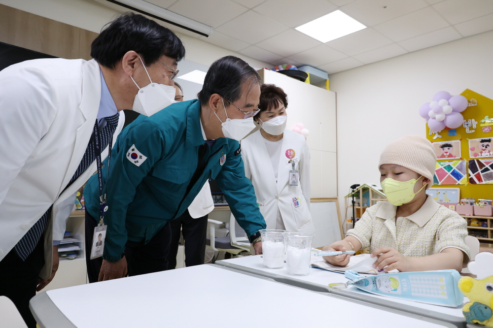 ▲한덕수 국무총리가 3일 오전 의사 집단행동 관련 현장 점검을 하기 위해 경기도 고양시 국립암센터를 찾아 병원 내 암 투병 어린이들을 위한 학교를 찾아 격려하고 있다. (연합뉴스)