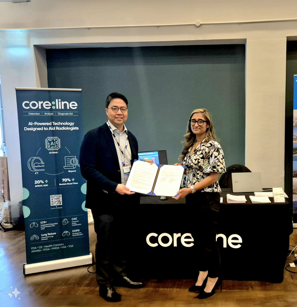 ▲서정혁 코어라인소프트 해외사업 이사(왼쪽)과  Pritika Gupta DMC radiology reporting CEO가 협약 후 기념촬영을 하고 있다. (사진제공=코어라인)