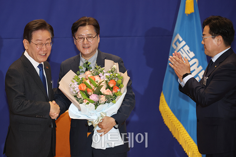 ▲이재명(왼쪽) 더불어민주당 대표가 3일 서울 여의도 국회 의원회관에서 열린 제22대 민주당 제1기 원내대표 선출 당선자 총회에서 홍영표 원내대표에게 꽃다발을 전달하고 있다. 오른쪽은 박찬대 원내대표 당선인. 고이란 기자 photoeran@