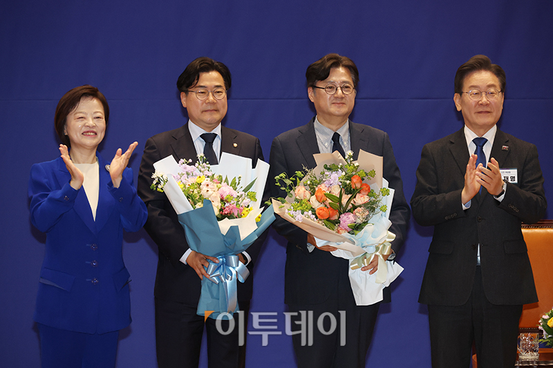 ▲박찬대 더불어민주당 원내대표 당선인이 3일 서울 여의도 국회 의원회관에서 열린 제22대 민주당 제1기 원내대표 선출 당선자 총회에서 기념촬영을 하고 있다. 왼쪽부터 진선미 당 선관위원장, 박 당선인, 홍영표 원내대표, 이재명 대표. 고이란 기자 photoeran@