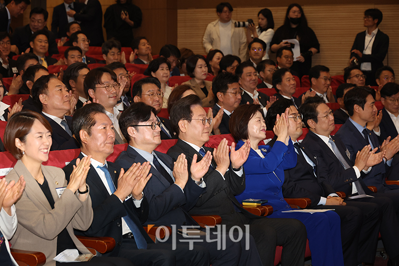 ▲이재명 더불어민주당 대표가 3일 서울 여의도 국회 의원회관에서 열린 제22대 민주당 제1기 원내대표 선출 당선자 총회에서 홍영표 원내대표, 박찬대 원내대표 후보자 등 참석자들과 박수치고 있다. 고이란 기자 photoeran@