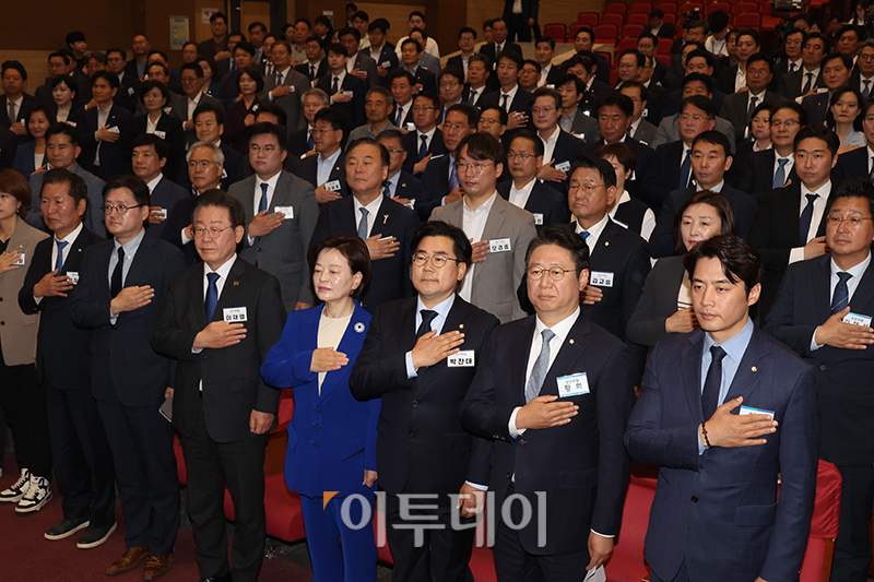 ▲이재명 더불어민주당 대표가 3일 서울 여의도 국회 의원회관에서 열린 제22대 민주당 제1기 원내대표 선출 당선자 총회에서 홍영표 원내대표, 박찬대 원내대표 후보자 등 참석자들과 국민의례를 하고 있다. 고이란 기자 photoeran@