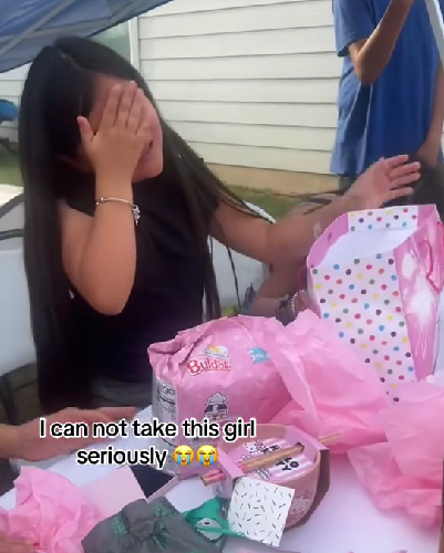 ▲해외에서 한 소녀가 생일 선물로 '까르보불닭볶음면'을 받고 울음을 터뜨리는 영상이 SNS에서 큰 화제가 됐다.(사진=SNS 갈무리)