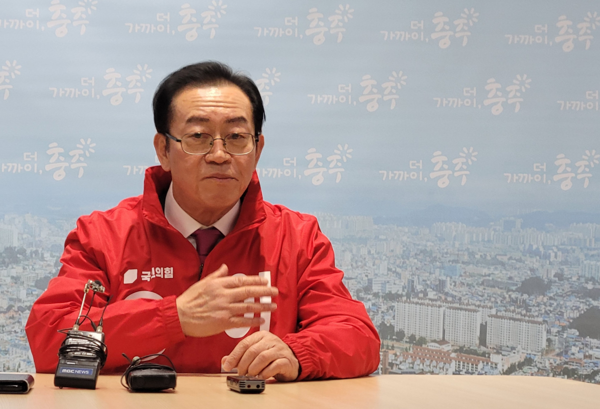 ▲충북 충주 선거구 국민의힘 이종배 의원이 21일 예비후보 등록 후 충주시청 기자실에서 기자들의 질문에 답하고 있다. (뉴시스)