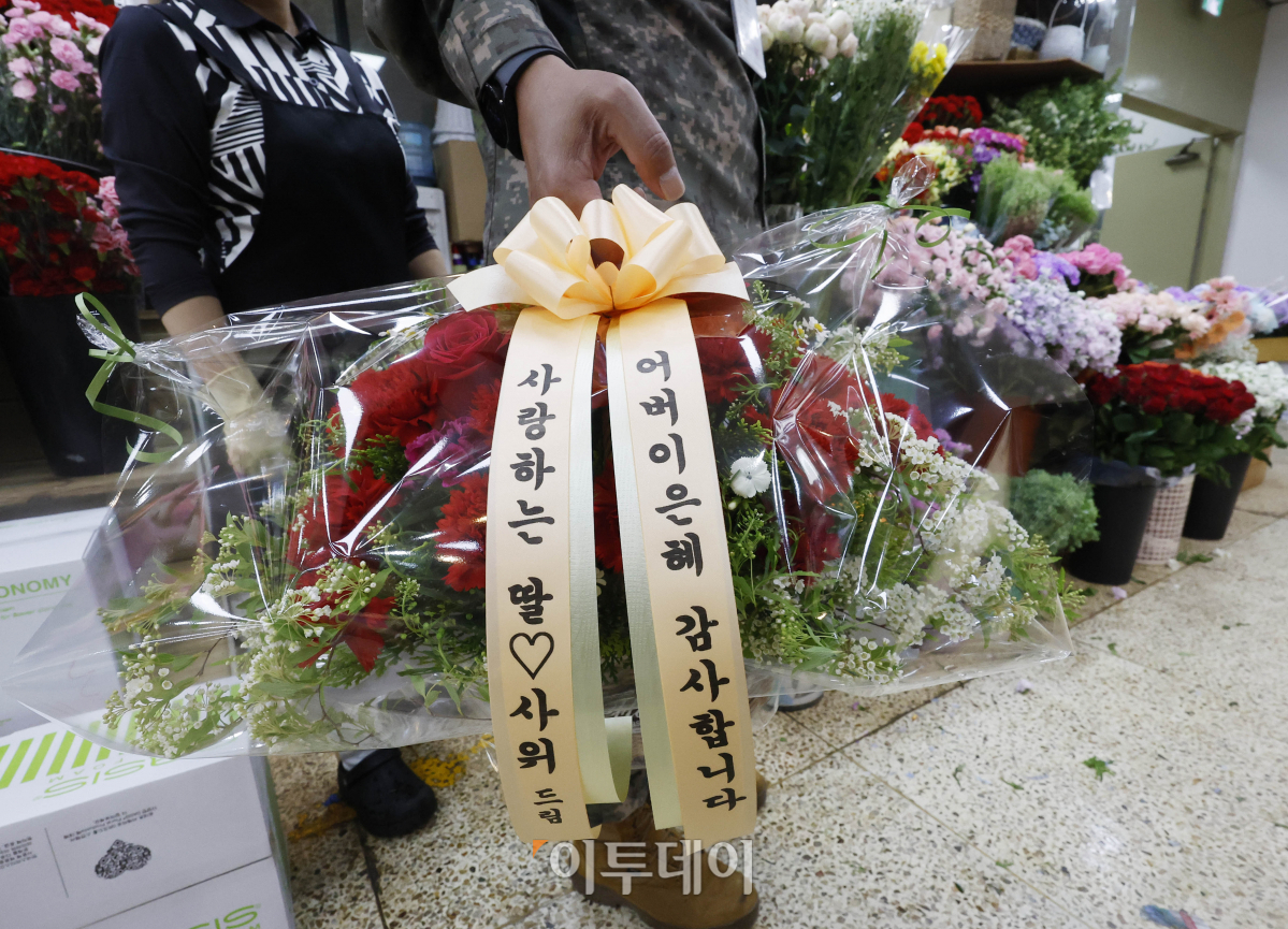 ▲5월 가정의달 부모님과 스승님에게 선물하던 꽃인 카네이션이 점차 외면받고 있다. 카네이션이 선물시장에 점차 외면 받는 것은 실용적인 선물을 선호하는 소비 흐름으로 풀이된다. 화훼유통정보에 따르면 서울 양재동 농수산식품유통공사(aT) 화훼공판장에서 지난달 25일부터 2일까지 일주일간 경매가 이뤄진 카네이션(절화 기준) 총수량은 2만7305단(1단은 20송이)으로 전년 같은 기간(4만1756단)보다 34.6% 감소했다. 한 단당 평균 가격도 8085원으로 지난해 같은 기간(8434원)보다 4.1% 낮아졌다. 국내 여론조사 전문기관 한국리서치가 올해 1월 9일부터 2월 9일까지 전국의 20세 이상 남·녀 500명을 대상으로 ‘안마의자를 선물로 고려하는 시기(복수응답)’에 대해 조사한 결과 절반 이상인 59%가 ‘어버이날’을 꼽기도 했다. 3일 서울 서초구 양재꽃시장을 찾은 한 시민이 카네이션을 구매하고 있다. 조현호 기자 hyunho@