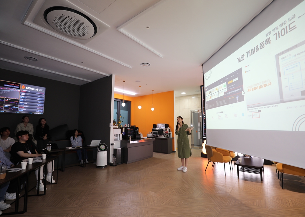▲빗썸 대학생 서포터즈 ‘썸즈업(Thumbs Up)’이 4월 26일 오후 서울 서초구 빗썸 고객센터에서 거래소 개선 아이디어 발표회를 진행했다고 3일 밝혔다. (사진=빗썸)