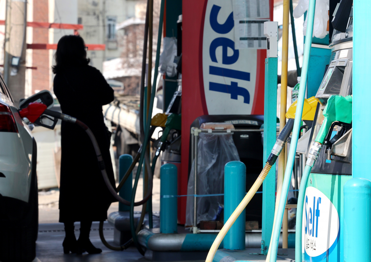▲ 서울시 내 한 주유소에서 시민이 주유를 하고있다. (연합뉴스)
