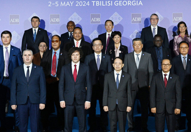 ▲아시아개발은행(ADB) 연차 총회에 참석 중인 최상목 부총리 겸 기획재정부 장관(두 번째줄 왼쪽 네 번째)이 4일(현지시간) 조지아 트빌리시에서 각국 대표들과 기념사진을 찍고 있다.(연합뉴스)