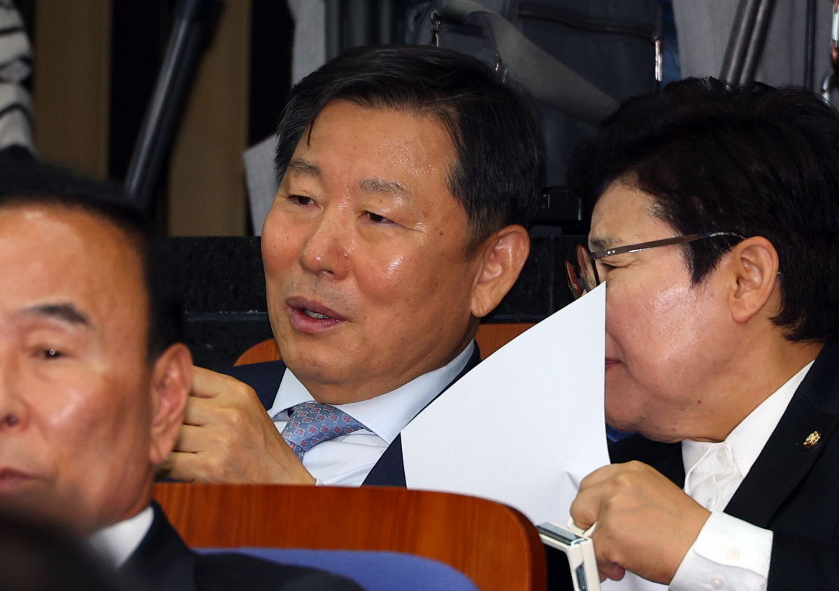 ▲국민의힘 이철규 의원과 임이자 의원이 2일 국회에서 열린 의원총회에서 대화하고 있다.(연합뉴스)