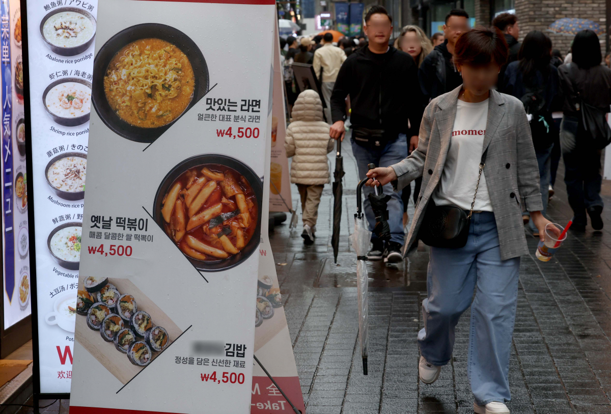 ▲외식 물가 상승률이 지난달에도 전체 소비자물가 상승률 평균을 웃돌면서 이런 현상이 약 3년째 지속됐다. 6일 통계청 국가통계포털에 따르면 4월 외식 물가 상승률은 3.0%로 전체 소비자물가 상승률 평균(2.9%)보다 0.1%포인트 높았다. 이같은 현상은 2021년 6월부터 35개월째 이어졌다. 외식 세부 품목 39개 중 19개가 평균을 상회했으며 물가가 내린 품목은 없다. 떡볶이가 5.9%로 가장 높고 비빔밥(5.3%), 김밥(5.3%), 햄버거(5.0%), 도시락(4.7%), 칼국수(4.2%), 냉면(4.2%) 등 순이다. 이날 서울 명동 거리에 외식 메뉴판이 게시돼 있다. 신태현 기자 holjjak@
