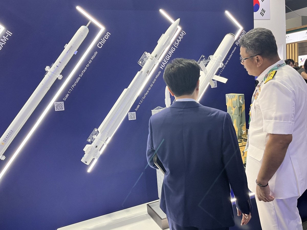 ▲LIG넥스원 직원이 내방객에게 전시 품목에 대해 설명하는 모습. (사진제공=LIG넥스원)