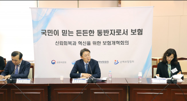 ▲권대영(사진 가운데) 사무처장이 7일 오전 서울 종로구 정부서울청사에서 개최한 '신뢰회복과 혁신을 위한 보험개혁회의'에 참석해 금융소비자학회 등 학계·유관기관·연구기관·보험회사·보험협회 등과 보험개혁회의 운영방안과 최근 보험업권의 이슈사항, 미래대비 과제 등을 논의했다.